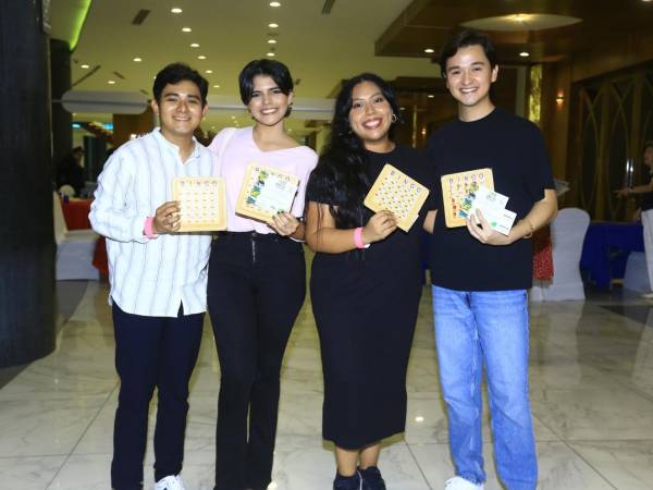 Jóvenes y adultos se dieron cita en el Centro de Convenciones del Hotel Copantl para divertirse con un bingo benéfico, en el cual se dieron premios cuantiosos como viajes con todo incluido, así como certificados de consumo. En la foto: Luis Reyes, Jeimy Perdomo, Dafne Coxaj y Guillermo López.
