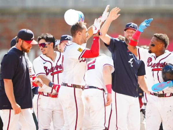 Los Bravos de Atlanta remontaron en el noveno episodio ante Philadelphia Phillies.