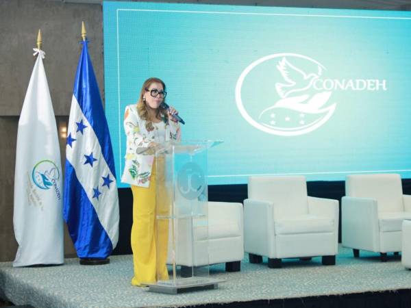 Blanca Izaguirre, titular del CONADEH<b>, </b>dio lectura al informe<b> </b>y lo entregó al presidente Nasry Asfura.