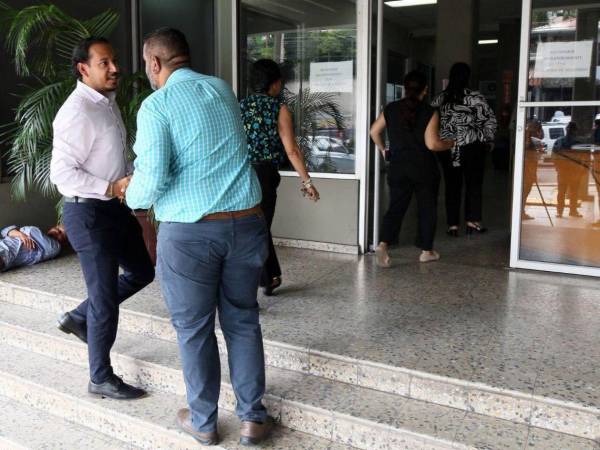 Los cuatro empleados del Tribunal de Justicia Electoral (TJE) mientras ingresan al Ministerio Público (MP).