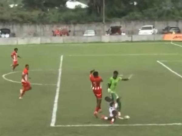 Video: la terrible falta no sancionada como penal en el Vida vs Juventus