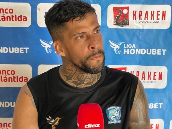 Gabriel Araújo en conferencia de prensa previo al juego ante Olimpia.