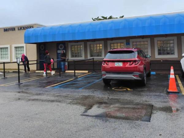 En la mayoría de las oficinas no tramitan la licencia de conducir a los hondureños con TPS.