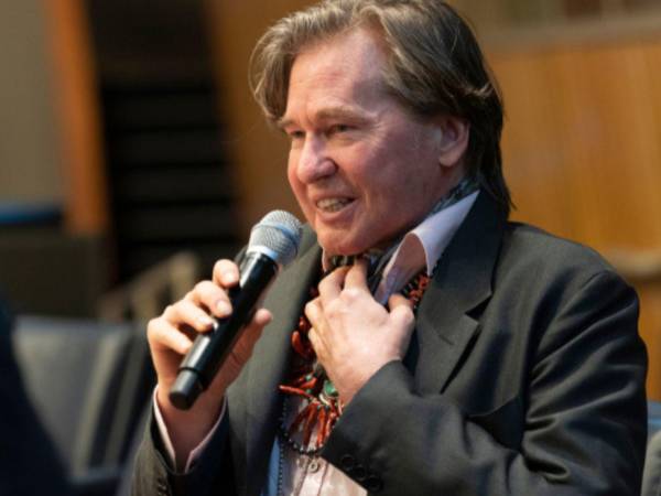 El actor Val Kilmer padecía cáncer de garganta y no pudo asistir al rodaje debido a su estado de salud.