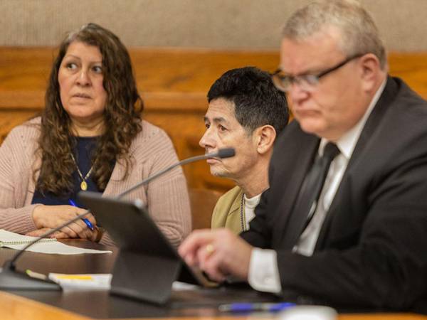 El hondureño (al centro en la fotografía) mientras escuchaba la lectura de sentencia.