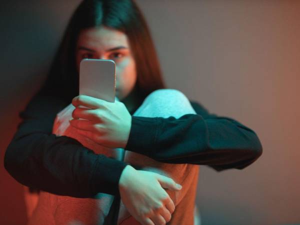 El 80% de los menores de Honduras usa el celular por más de cuatro horas diarias. Además, el 55% se reunió físicamente con una persona que conoció en la red.