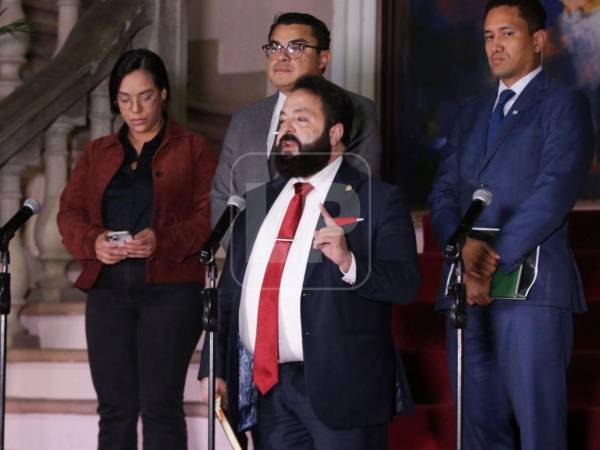 En menos de 33 horas, el presidente del Congreso Nacional, Luis Rolando Redondo, habrá sumado seis intervenciones consecutivas en cadena nacional para reiterar su intención de ordenar un recuento total de votos, una medida que ha generado cuestionamientos sobre su legalidad y pertinencia.