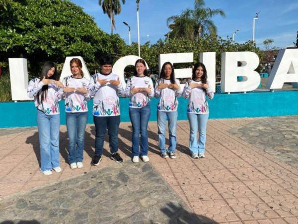 Los estudiantes Daniela Morel Cáceres, Hazel Enamorado Malone, Didier Martínez García, Katherin Guevara Juárez, Shelsy Manzanares Reyes y Sibia López Canizales, los mundialistas de robótica.