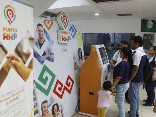 Los ciudadanos pueden realizar el trámite de reposición del DNI en los kioscos de autoservicio del Registro Nacional de las Personas (RNP), un proceso que tarda entre tres y cuatro días para la entrega del documento.