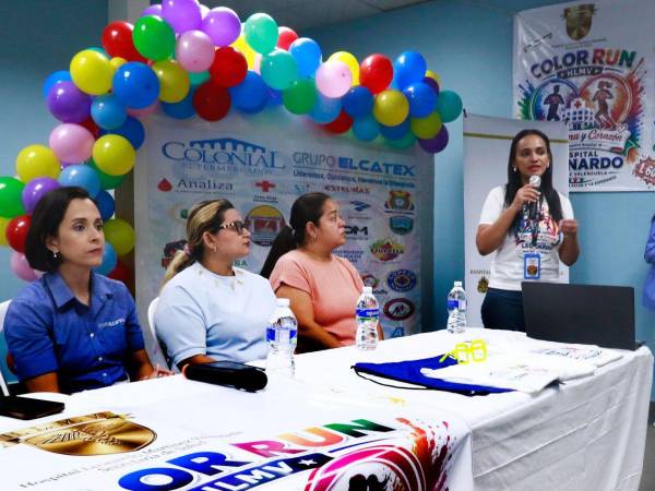 La doctora Karla Rivera, directora del Leonardo Martínez, durante su participación en el lanzamiento del Color Run 2026.