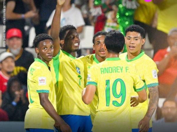 Jugadores de Brasil celebrando.