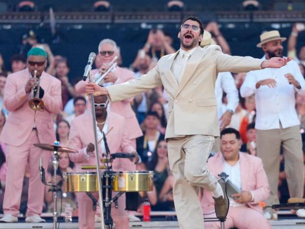 El cantante puertorriqueño Bad Bunny, durante el concierto ofrecido este viernes en el Estadio Olímpico de Barcelona.