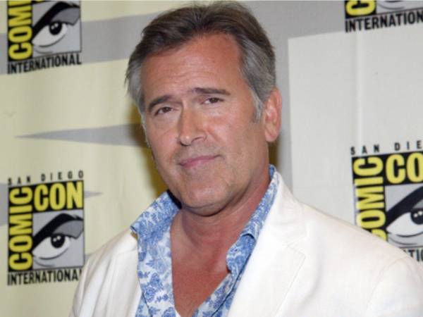 Bruce Campbell alcanzó notoriedad internacional con el clásico de culto de terror de 1981 ‘The Evil Dead’, dirigido por Sam Raimi.