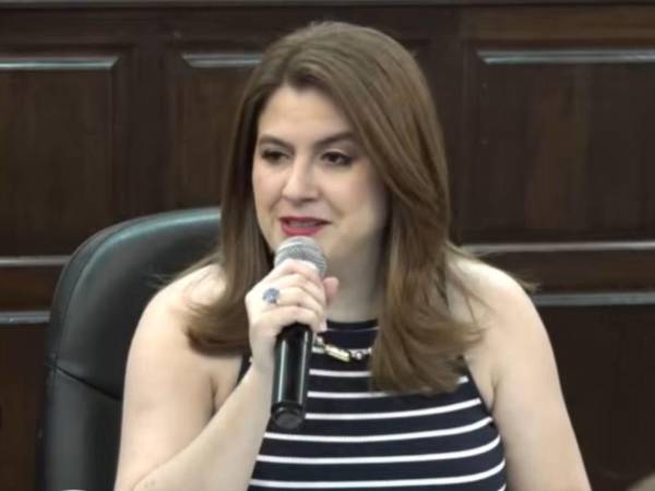 Cossette López Osorio durante su testimonio ante la comisión de juicio político en el Congreso Nacional.