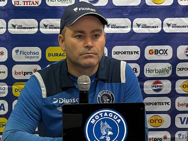 Javier López en conferencia de prensa tras la derrota ante el Olancho FC en el Nacional.