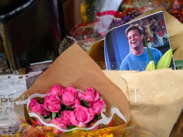 Foto de archivo de un monumento improvisado en memoria del actor estadounidense Matthew Perry, ubicado frente al edificio que aparece en las tomas exteriores de la serie de televisión Friends, en Nueva York, EE. UU., el 30 de octubre de 2023.