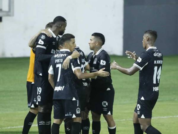 Apoyo. Los jugadores del Olimpia arroparon a Mango Sánchez, quien remató en el autogol que anotó el defensor del Platense Oslan Velásquez para darle el triunfo al León.