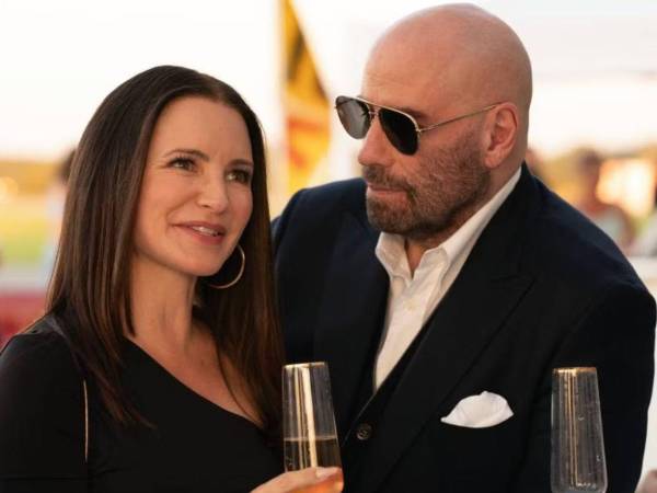 Krtistin Davis y John Travolta en una escena de la película Cash Out.