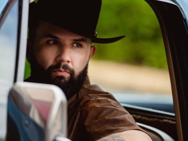 El cantante mexicano Carín León suspendió de manera temporal sus actividades artísticas tras presentar complicaciones de salud que obligaron a su equipo médico a recomendar reposo absoluto.