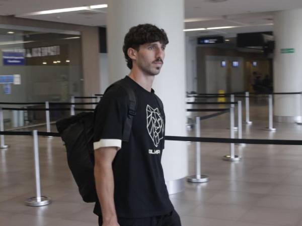Imanol en su llegada a Honduras tras el duelo de Olimpia ante ALianza en Copa Centroamericana.