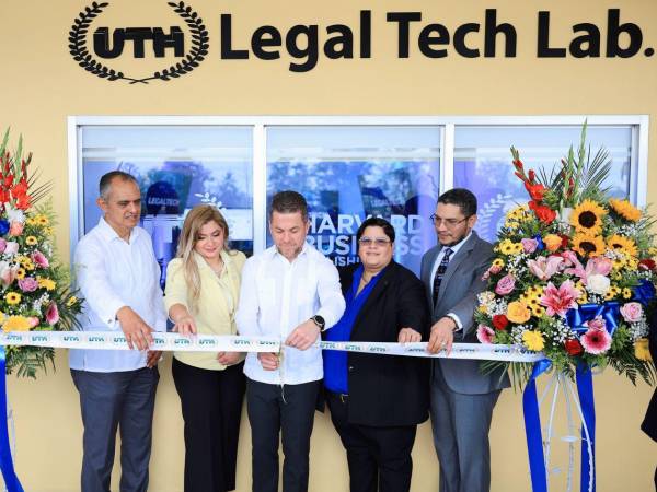 Corte de la cinta de inauguración realizado por el doctor Javier Mejía, máster Emma Mejía, doctor Roger Enrique Valladares, abogado Selene Hernández, y el máster Diógenes Martínez.