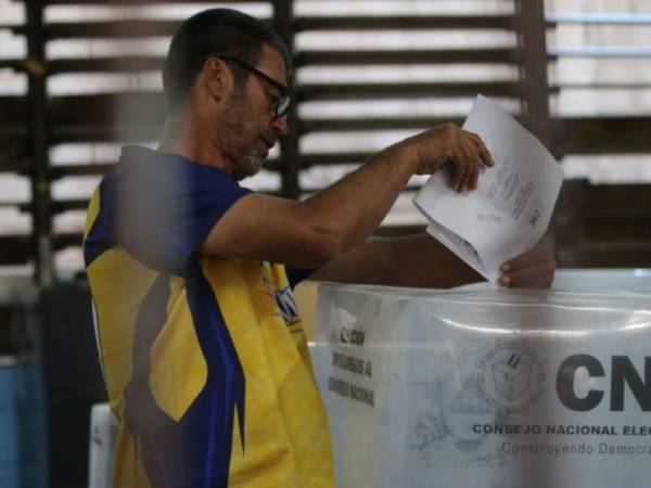 Desde tempranas horas, los capitalinos llegaron a los centros de votación a ejercer el sufragio. Este domingo están llamados a las urnas 5.8 millones de hondureños a escoger a los candidatos de los partidos Liberal, Nacional y Libre en las elecciones primarias.