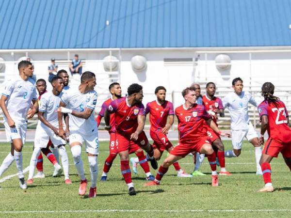 Kervin Arriaga también lo ha intentado, pero no ha podido marcar ante Islas Caimán.