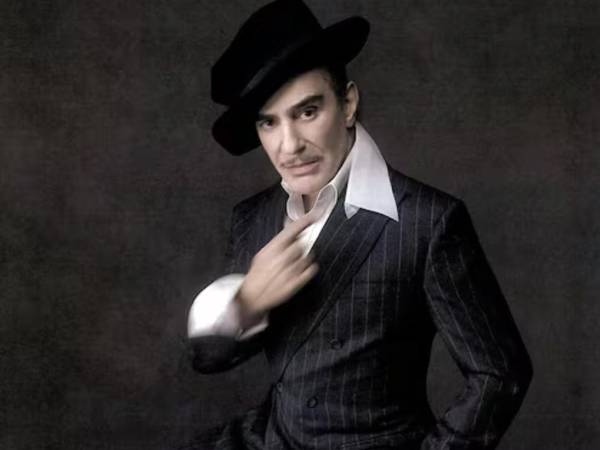 El Museo Metropolitano de Arte de Nueva York (MET) anunció que el diseñador británico <b>John Galliano</b> será el protagonista de la exposición del Costume Institute y de la Met Gala 2027, titulada <i>John Galliano: Horizons</i>. El anuncio ha generado una amplia discusión en la industria de la moda y el entretenimiento debido tanto a la influencia del diseñador como a la controversia que marcó su carrera en 2011.
