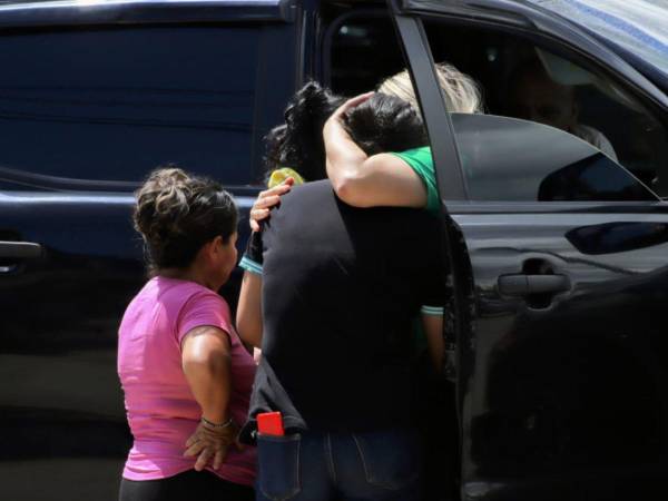 La familia de Brenda Janeth Gómez (28) lloraba desconsolada muy cerca de la camioneta negra en la que yacía su cuerpo inerte en el Bulevar del Norte, a la altura del bordo del río Bermejo de San Pedro Sula.