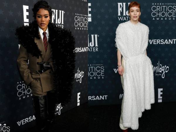 Britt Lower la actriz de la galardonada película 'One Battle After Another' llegó vestida por Bottega Veneta. Un inusual conjunto de traje sastre con estola, maxi botas y guantes. Indescriptible. ¿Alfombra roja o lista para dormir? La actriz Britt Lower lució un vestido que parecía una edredón.