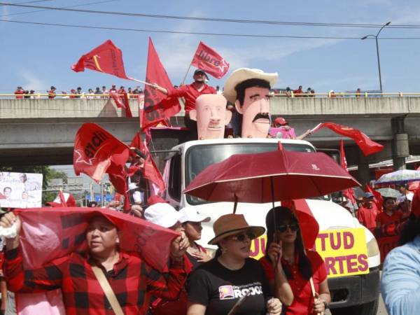 Miles de simpatizantes del partido Libertad y Refundación (Libre) asistieron a la movilización convocada por el expresidente Manuel Zelaya Rosales.