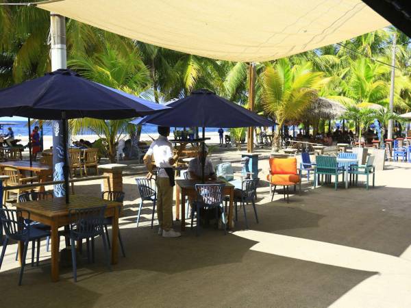 La inversión privada ha construido centros comerciales donde operan cafés, restaurantes y otros negocios.