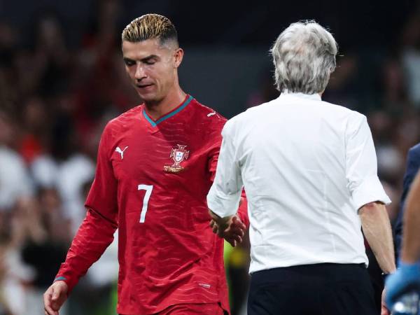 El escándalo continúa sacudiendo a la selección de Portugal. Cristiano Ronaldo y el entrenador del combinado luso se reunieron este miércoles de emergencia, en medio de la tensión generada por la postura del delantero y las recientes diferencias que han puesto el foco sobre el vestuario portugués.