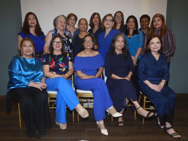 Luego de más de cuarenta años de haber culminado sus estudios de secundaria, las distinguidas damas siguen compartiendo en conjunto y recordando momentos imborrables.