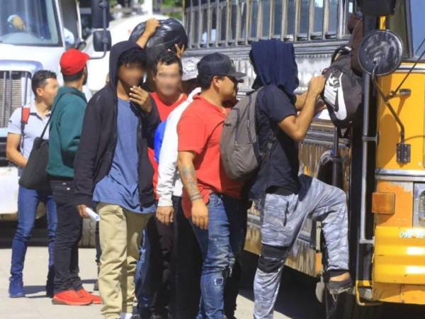 Migrantes retornados abordan un autobús luego de llegar en un vuelo de deportación desde Estados Unidos.