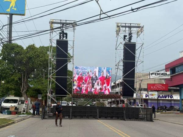 Uno de los escenarios instalados en la primera calle.