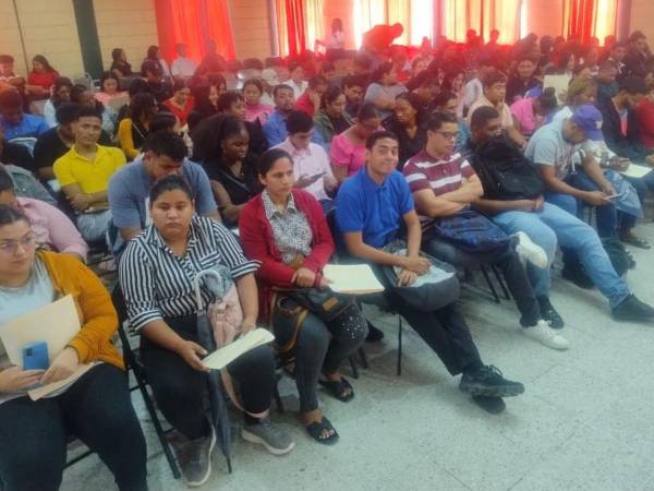 El salón del Infop resultó insuficiente para atender la alta demanda de empleo en La Ceiba.