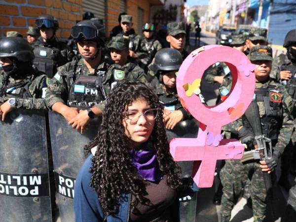 Decenas de mujeres participaron este domingo en una manifestación convocada por colectivos feministas durante el 'Día de la mujer hondureña' en Tegucigalpa.