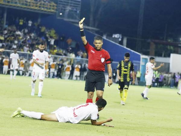 Armando Castro pitó el primer partido de la final Real España vs Olimpia en el Morazán.