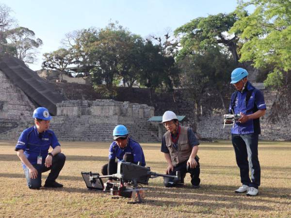Expertos de Yamaha Motor de Japón utilizan la tecnología LiDAR (<i>Light Detection and Ranging</i> o Detección y Medición de Distancia mediante Luz) con un drone para escanear varios sitios arqueológicos de Copán.