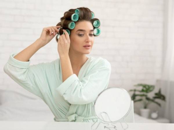 “Están de moda los rizos y las texturas naturales”, afirma la estilista Ángela Aldea.