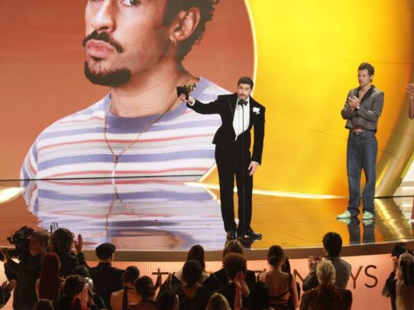 Bad Bunny logró un hito histórico en su carrera y para la música en español al ganar el Grammy a álbum del año, la categoría más importante de estos premios, que en su 68ª edición estuvieron cargados de mensajes políticos y críticas al Servicio de Inmigración y Control de Aduanas (ICE).