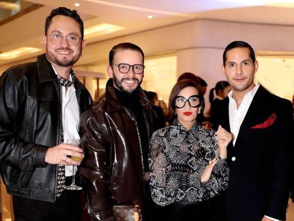 En alianza con The Walt Disney Company, la velada transformó el espacio en un escenario de estética editorial inspirado en el power dressing, con asistentes que interpretaron el código con propuestas que combinaron elegancia clásica y apuestas contemporáneas. En la imagen, Daniel Salazar, Eloy Bravo, Blanca Bendeck y Ariel Flores.