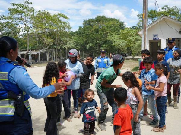 En una jornada llena de alegría y solidaridad, la Policía Nacional celebró el Día del Niño con decenas de menores que residen en las cercanías del crematorio municipal de San Pedro Sula.