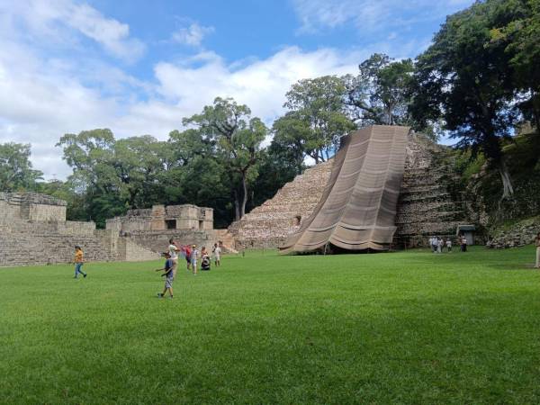 Turistas caminan por el Parque Arqueológico de Copán, declarado patrimonio de la humanidad por la Unesco.