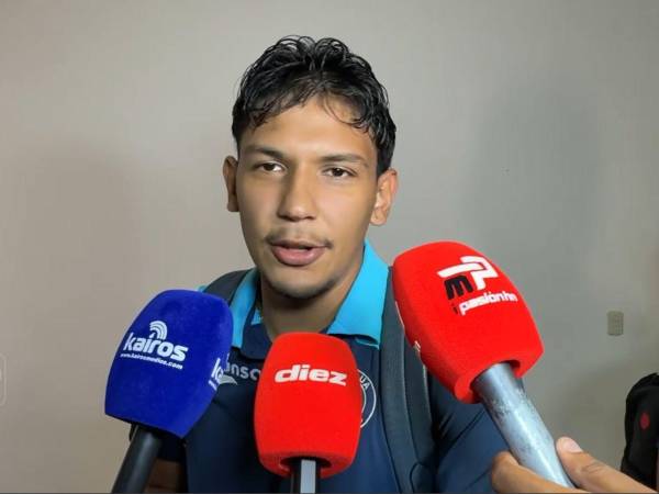 Luis Vega brindando declaraciones los medios de comunicación.