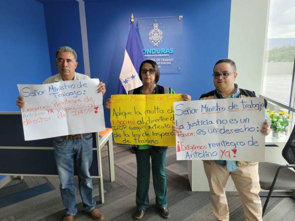 Manifestantes en la Secretaría de Trabajo reclamando el cumplimiento de la Ley de Inspección de Trabajo y el reintegro de Antolino Díaz.