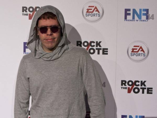 Perez Hilton continúa hospitalizado después de atravesar una grave crisis de salud, mientras su madre, Teresita Lavandeira, solicitó ante la justicia la custodia temporal de los tres hijos menores del conocido bloguero y personalidad de internet.