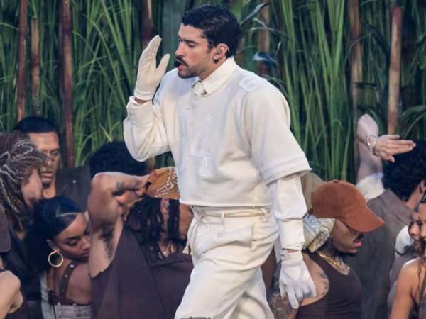 Bad Bunny durante su presentación en el medio tiempo del Super Bowl 2026.