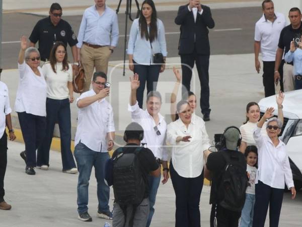 El expresidente hondureño Juan Orlando Hernández (2014-2022) regresó este domingo a Honduras para enfrentar un proceso judicial por fraude y lavado de activos, casi ocho meses después de recibir un indulto total del presidente estadounidense, Donald Trump, que anuló su condena de 45 años por narcotráfico. Fotos: David Romero | La Prensa